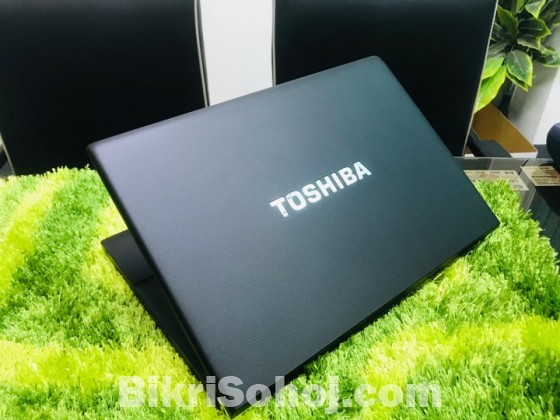 Toshiba Core i3  HDD 320 GB Ram 4 GB